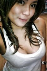 Tak Beberapa Lama Enjel Memasukkan Dua Jarinya Kekemaluannya